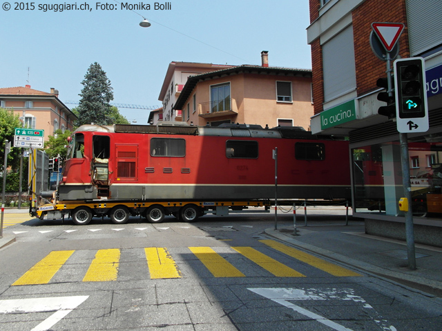 SBB Re 4/4 II 11274 da rottamare in centro a Lugano